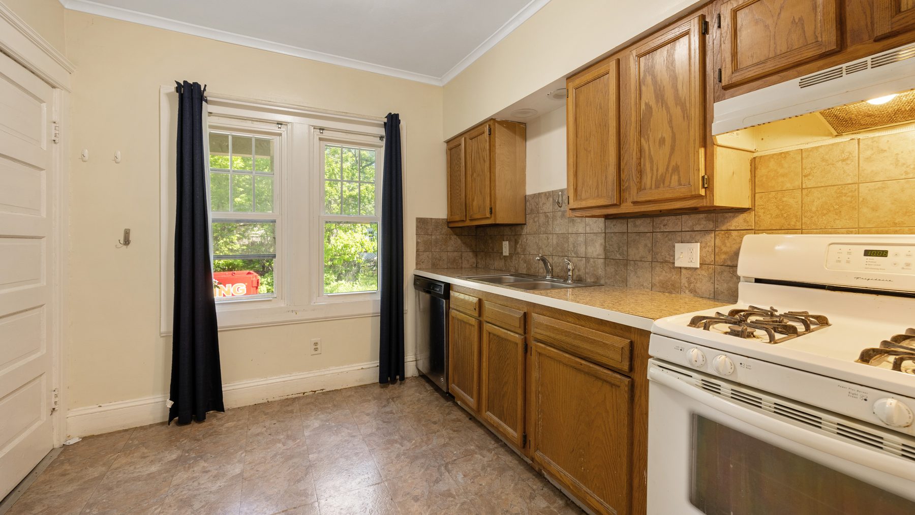 135 Redfield Place - kitchen with gas range