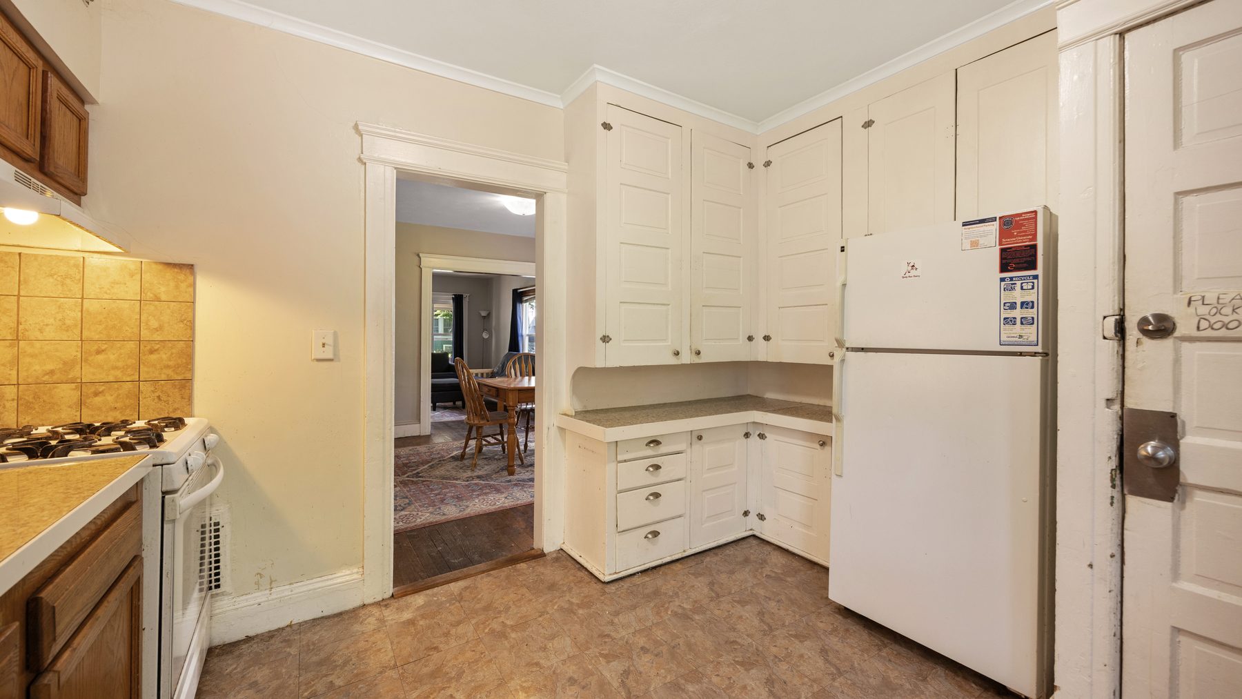 135 Redfield Place - kitchen with full-size refrigerator and built-in cabinetry