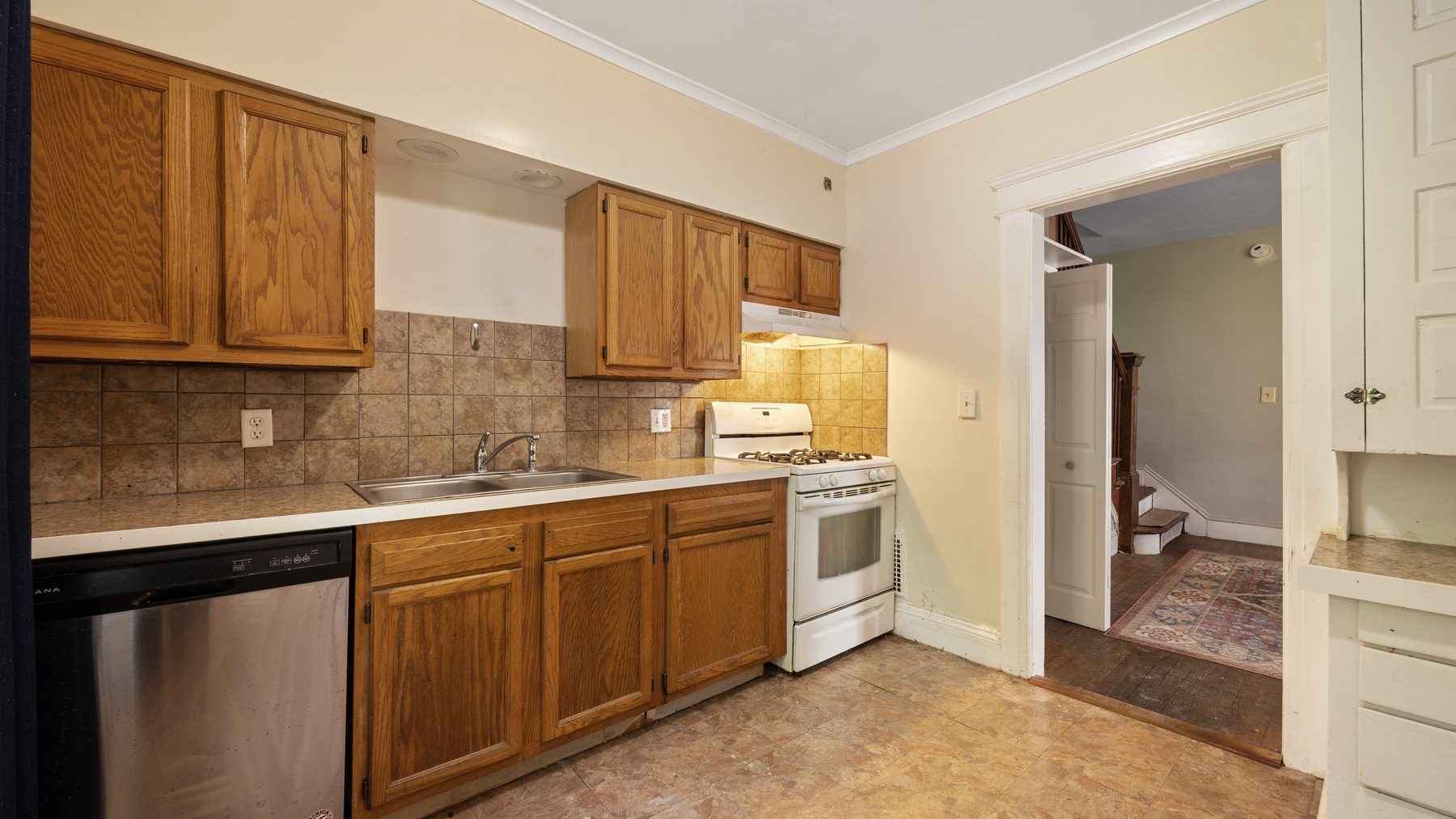 135 Redfield Place - kitchen with dishwasher