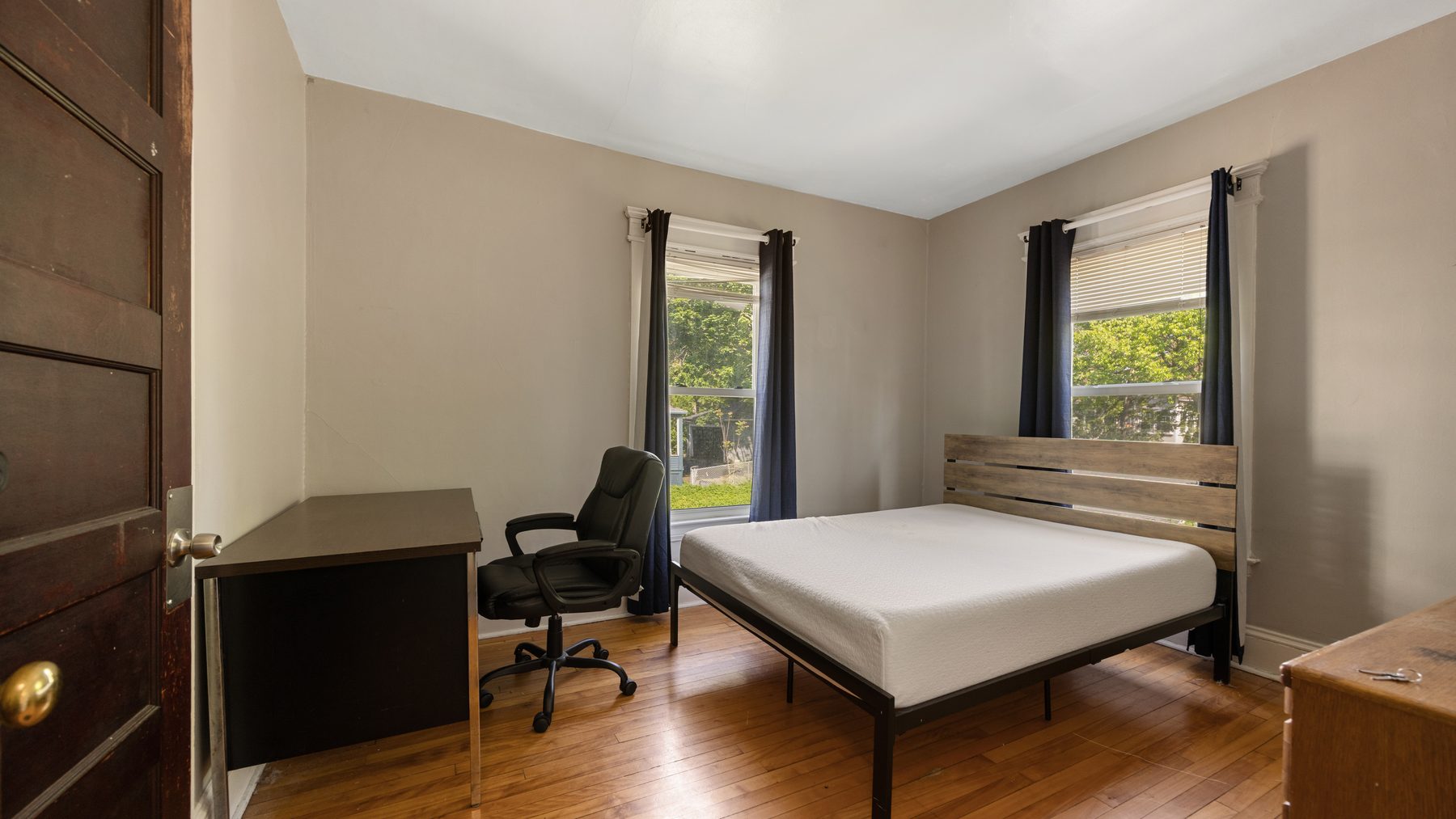 135 Redfield Place - bedroom with desk