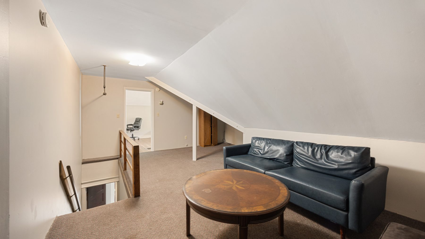 135 Redfield Place - third-floor lounge