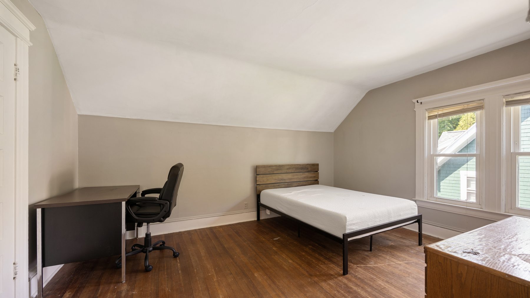 135 Redfield Place - third-floor bedroom with desk