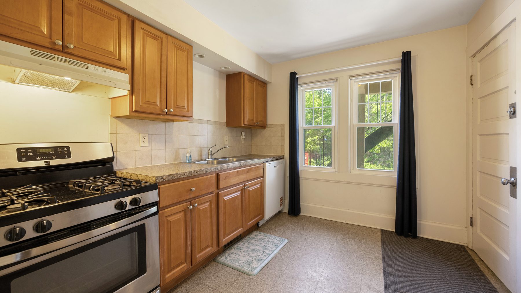 137 Redfield Place - kitchen with gas range
