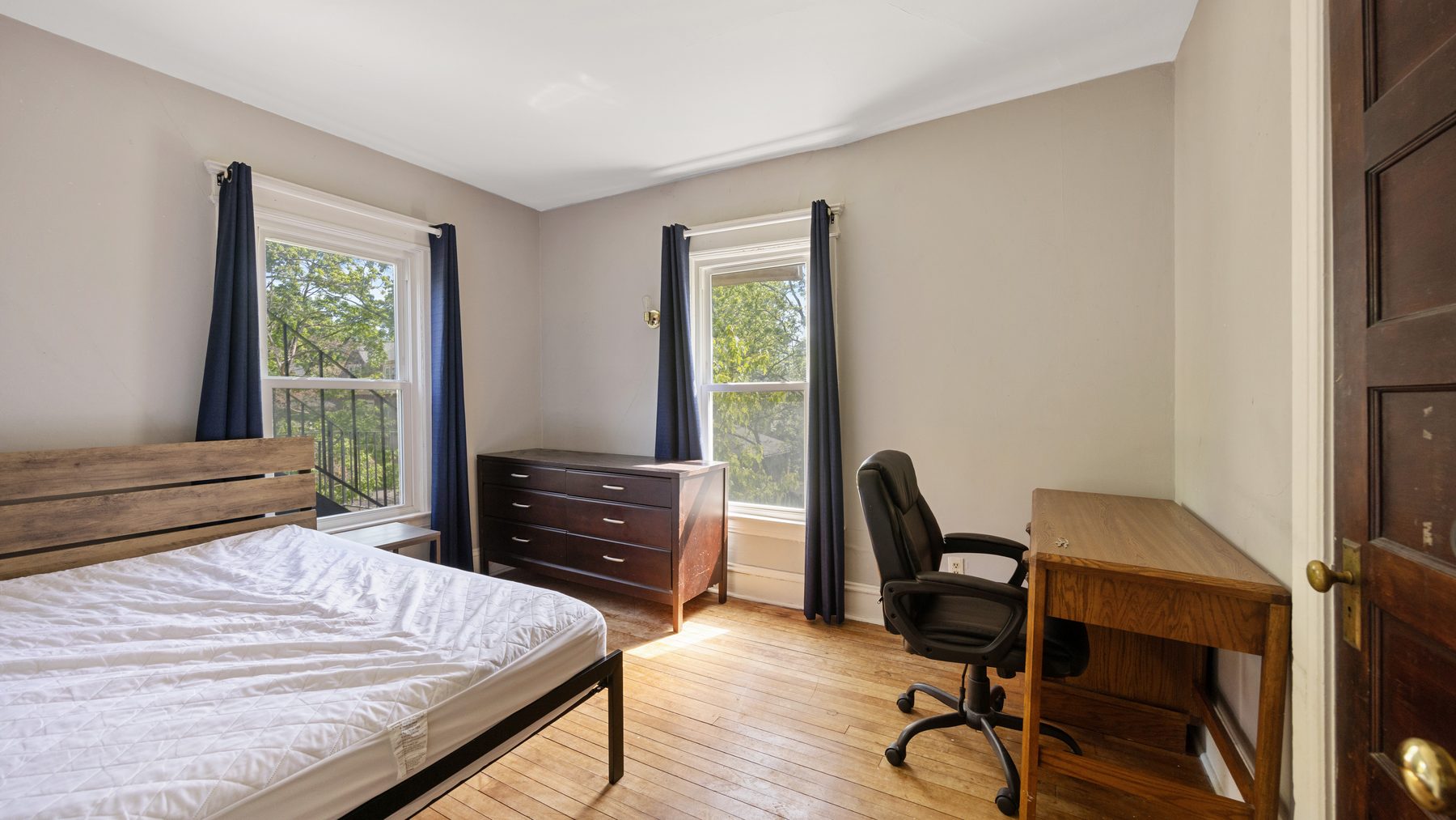 137 Redfield Place - bedroom with desk and dresser