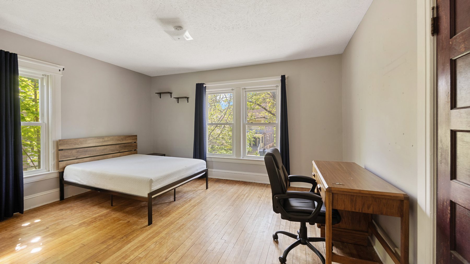 137 Redfield Place - bedroom with desk