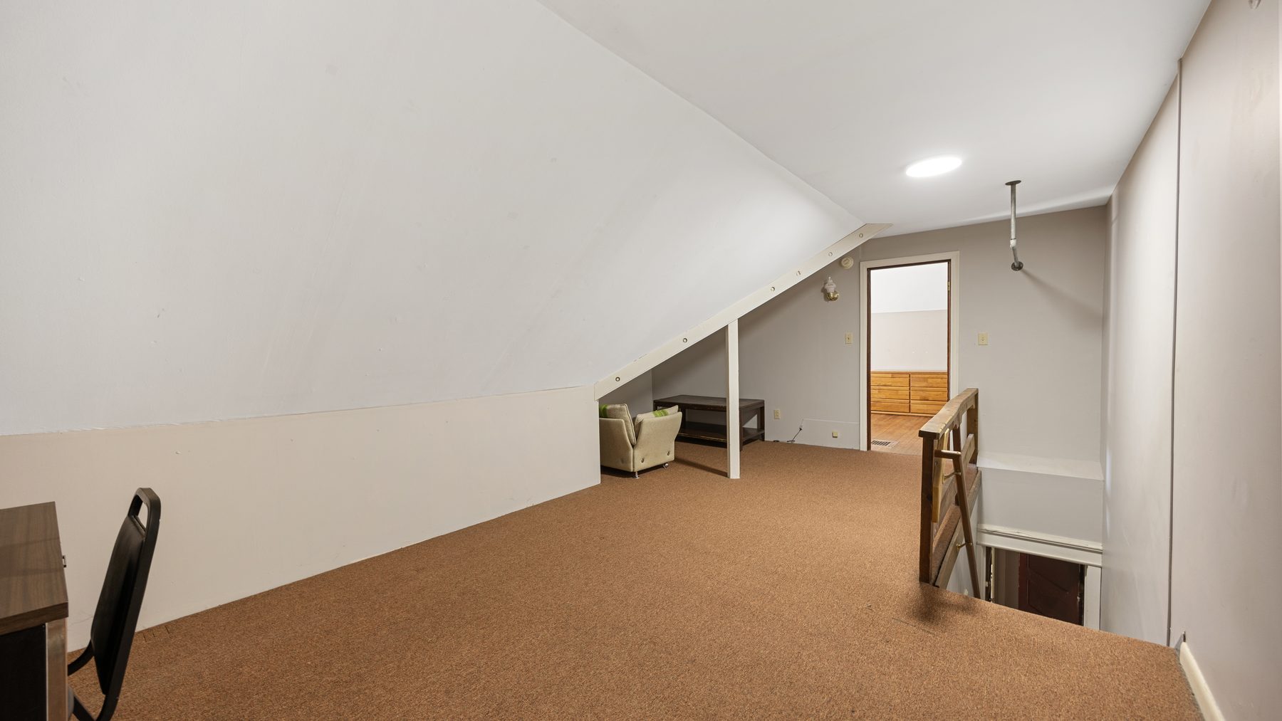 137 Redfield Place - third-floor lounge