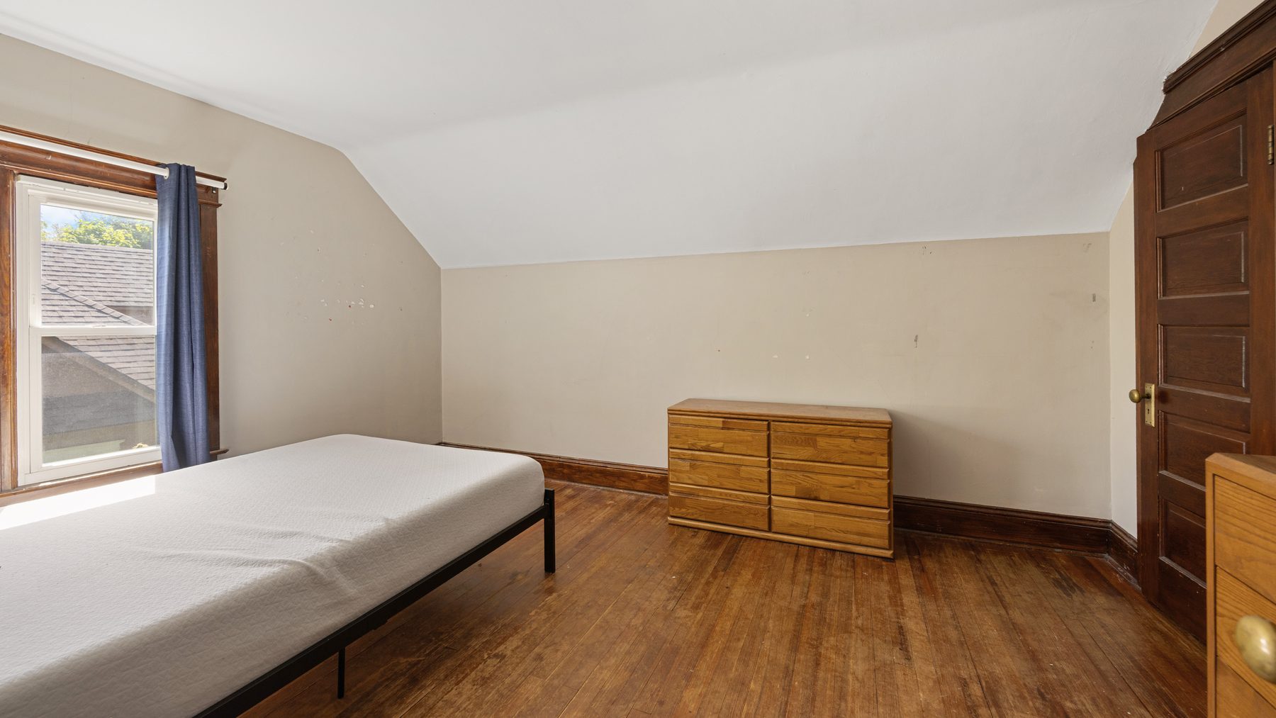 137 Redfield Place - third-floor bedroom