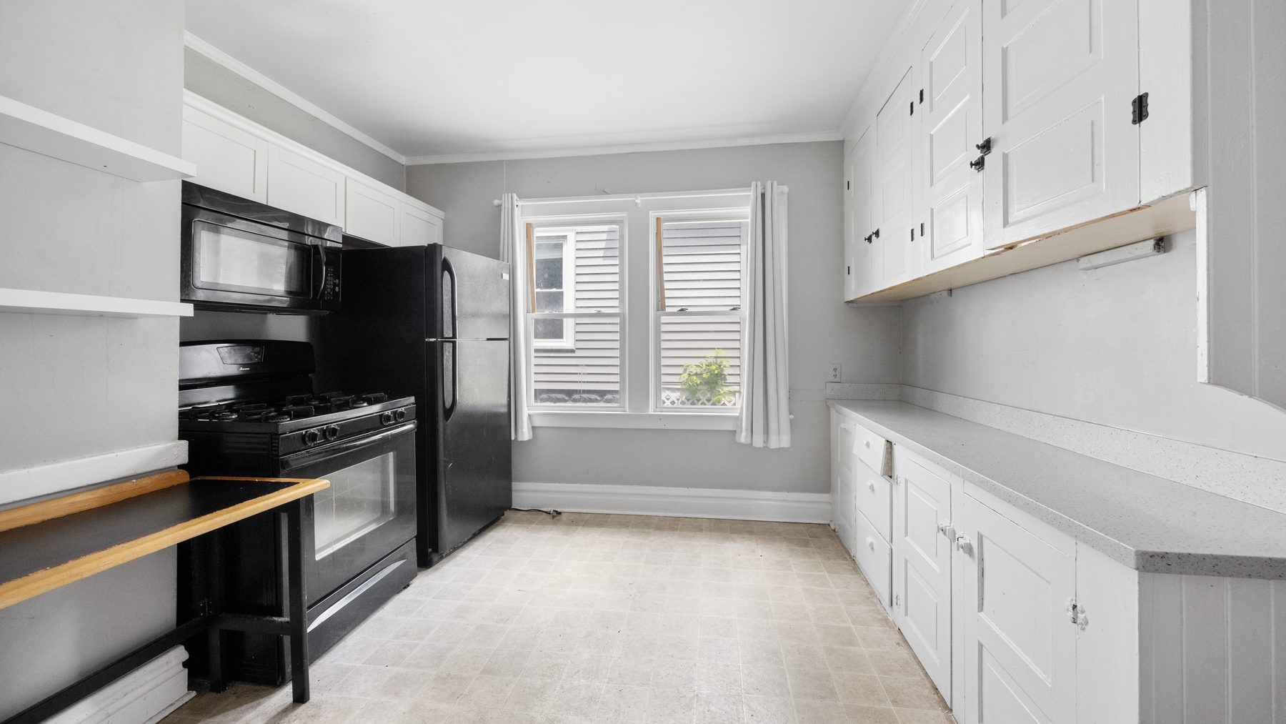 823 Ackerman Avenue - kitchen with gas range and full-size refrigerator
