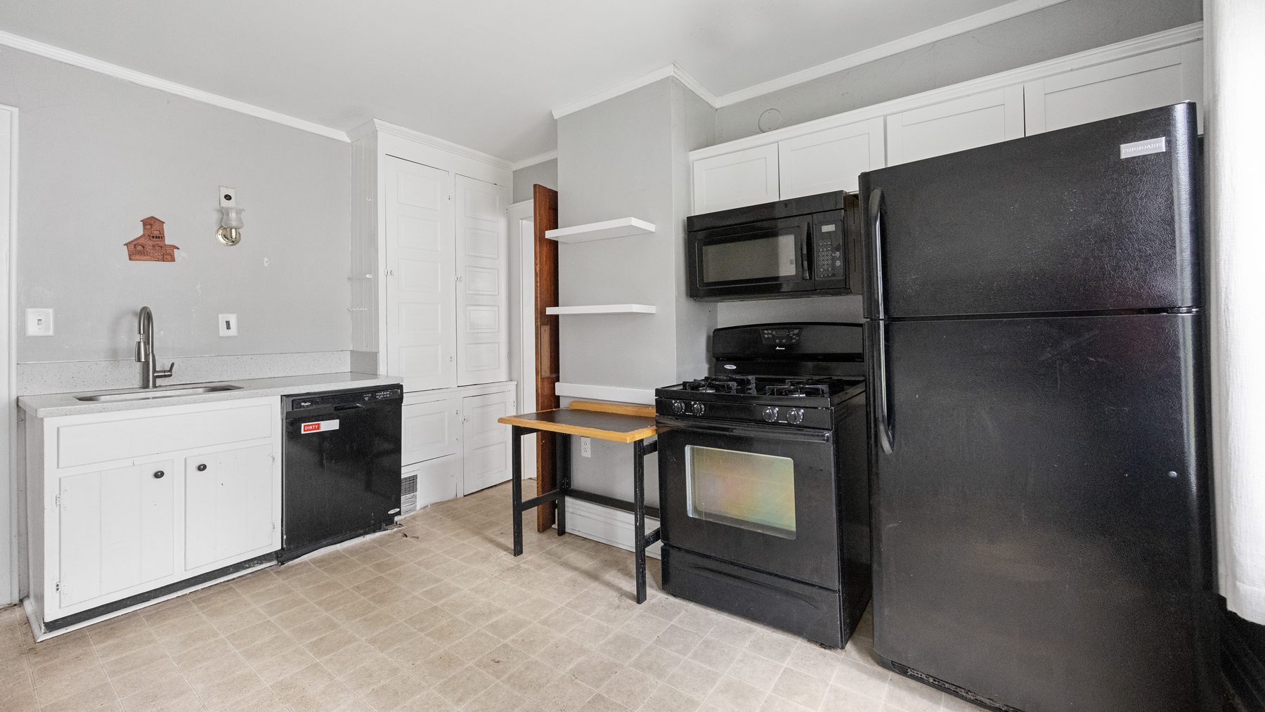 823 Ackerman Avenue - kitchen with dishwasher and breakfast bar