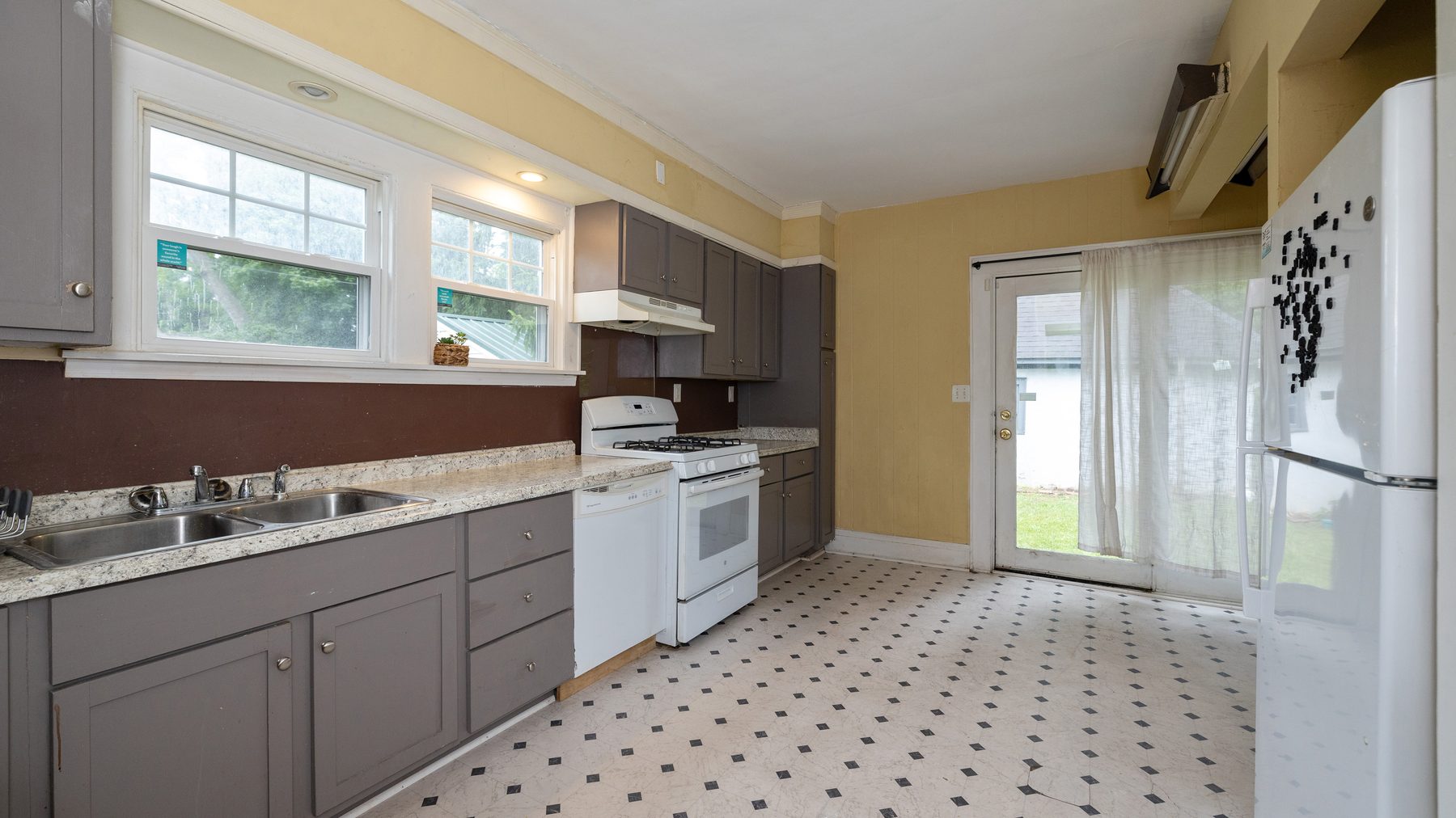 941 Comstock Avenue - kitchen with gas range and full-size refrigerator