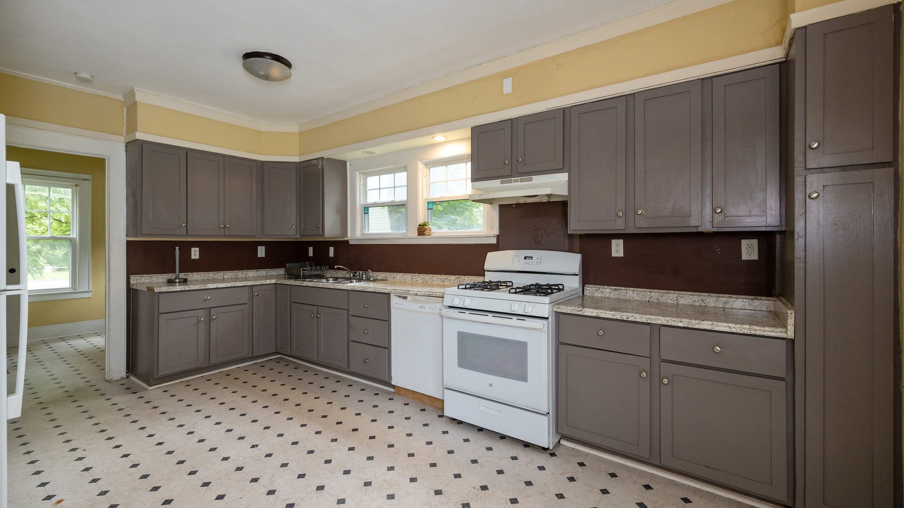 941 Comstock Avenue - kitchen, full view with ample cabinet space