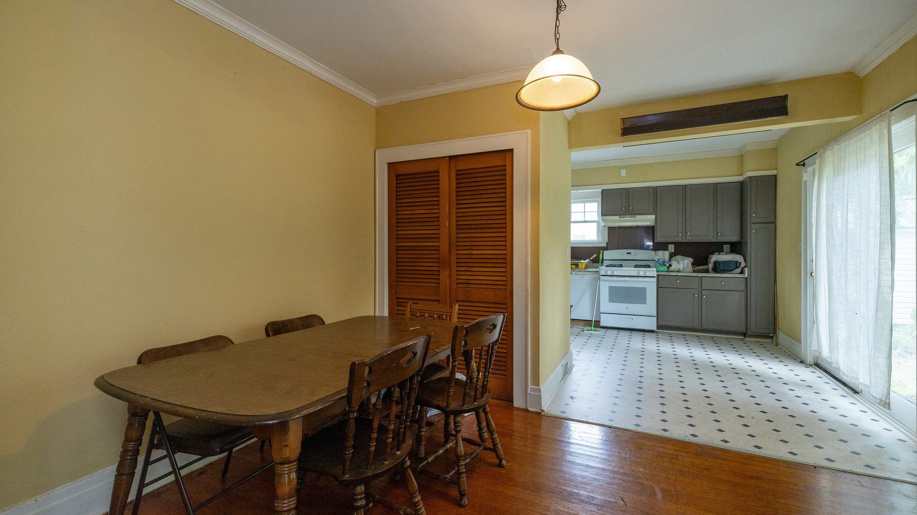 941 Comstock Avenue - dining room opening into the kitchen