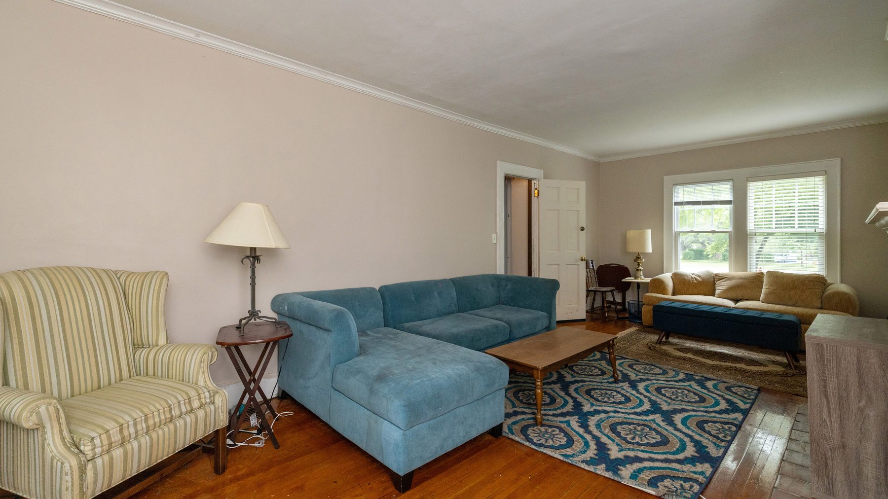 941 Comstock Avenue - furnished living room