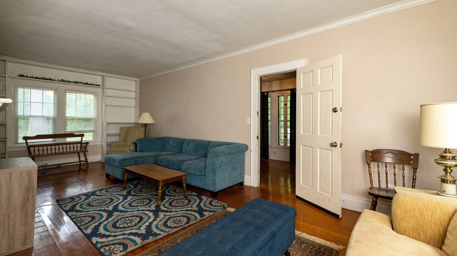 941 Comstock Avenue - living room looking toward the entry
