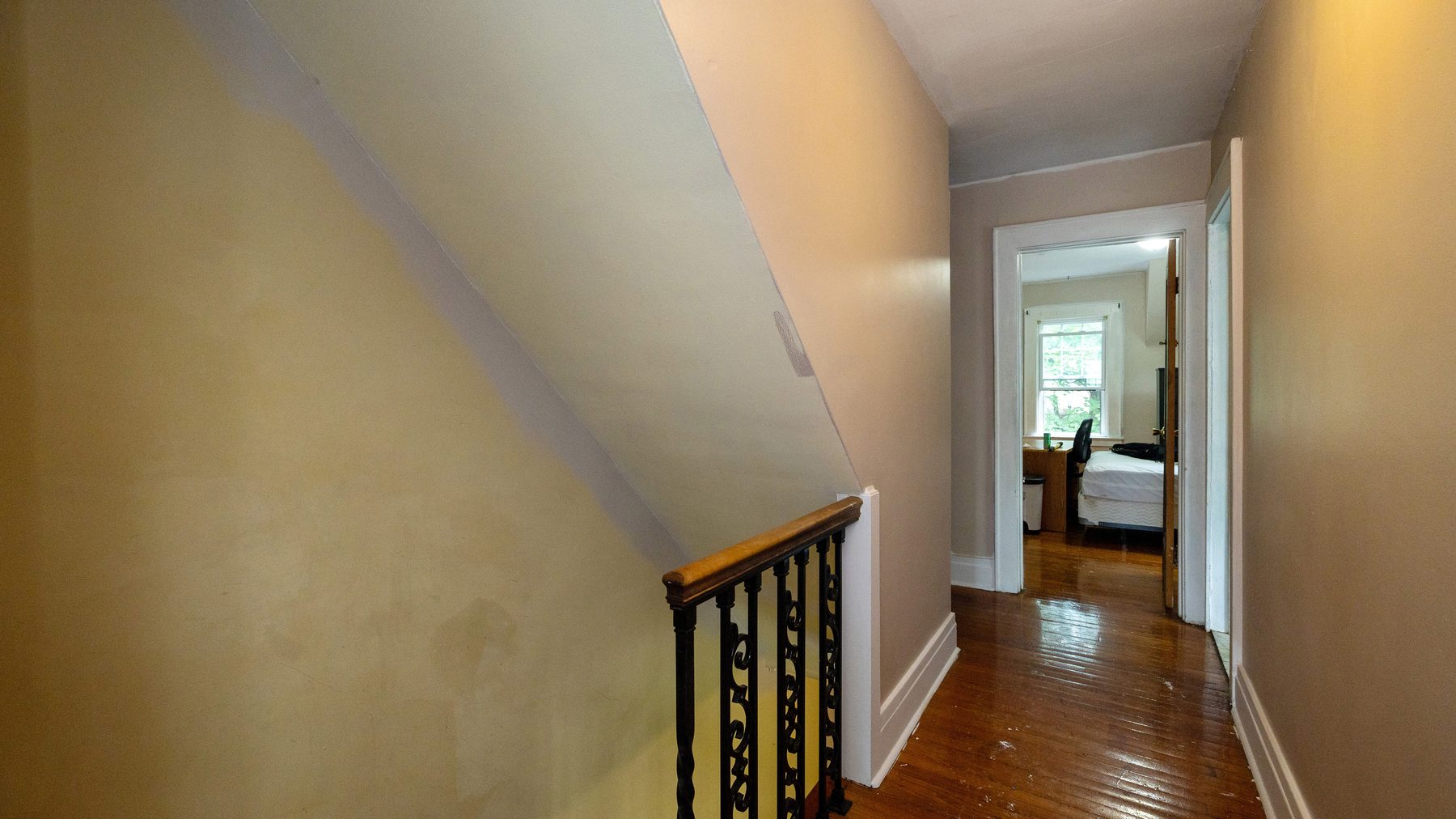 941 Comstock Avenue - upstairs landing