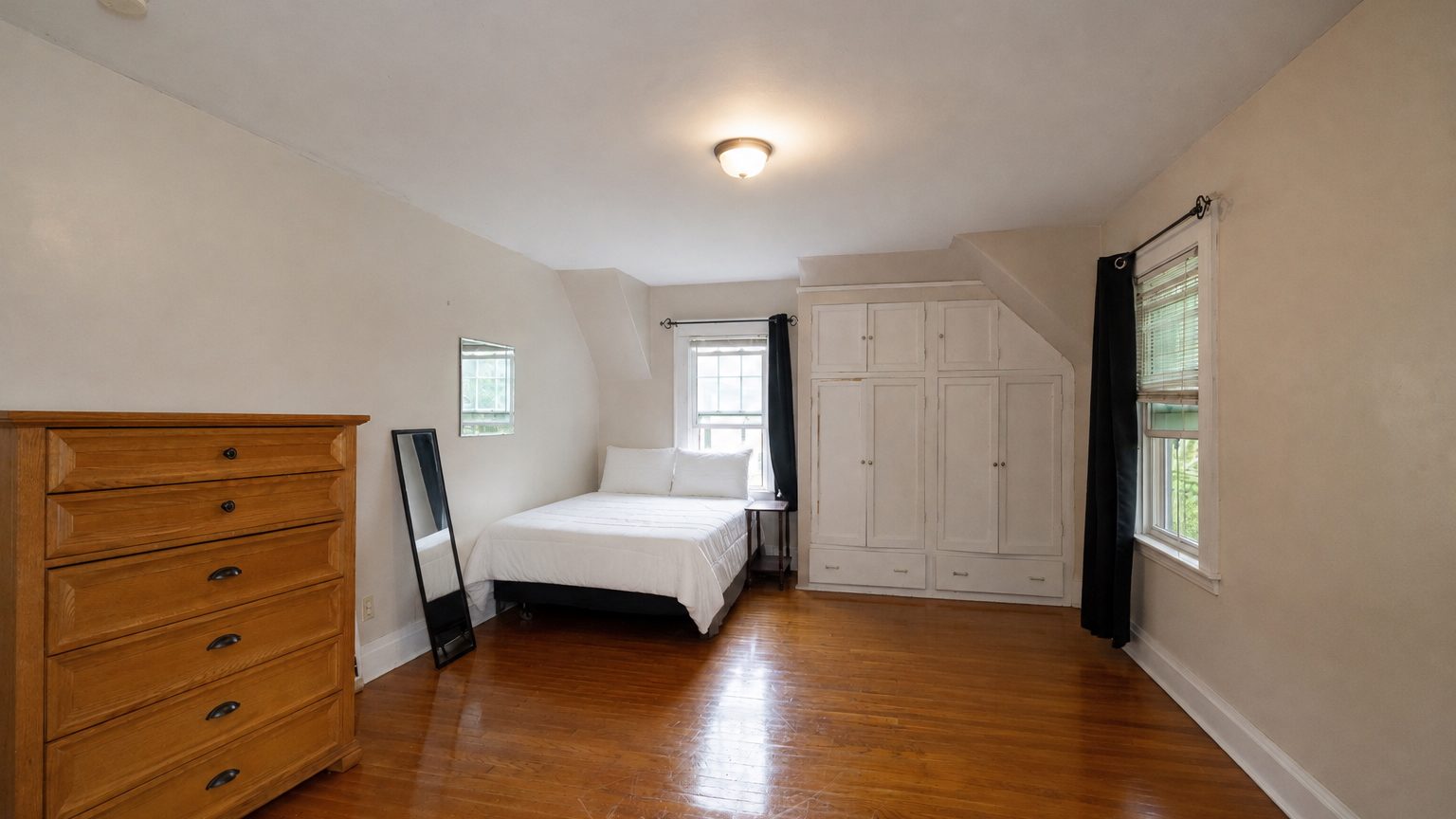 941 Comstock Avenue - upstairs bedroom with dresser and built-in wardrobe
