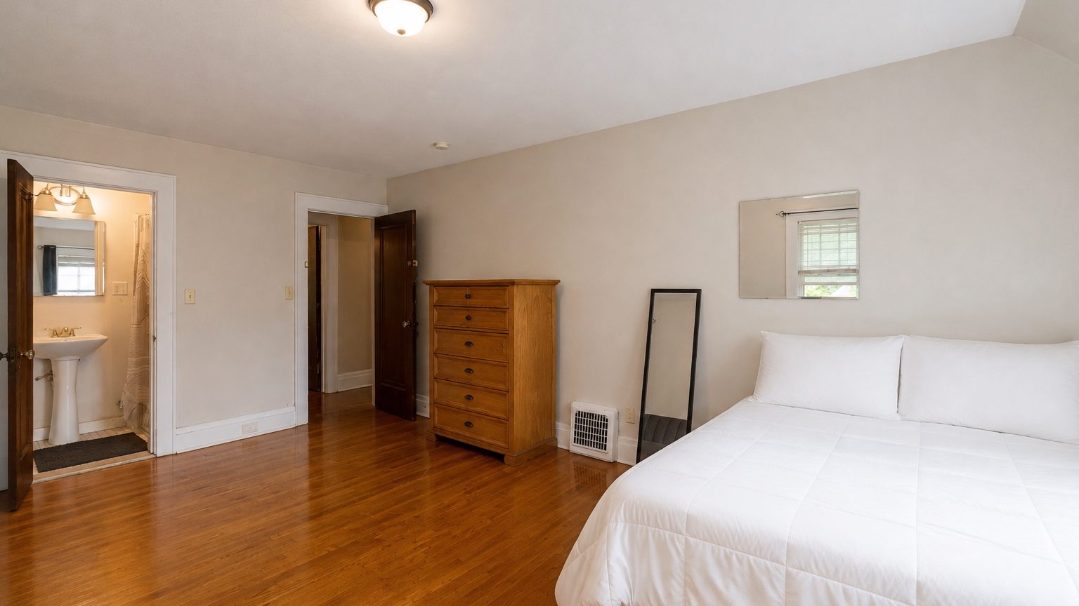 941 Comstock Avenue - upstairs bedroom with adjoining bath