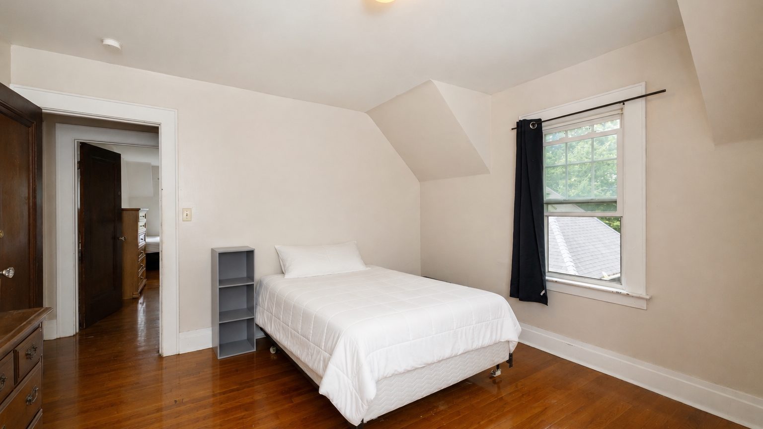 941 Comstock Avenue - bedroom with hardwood floors